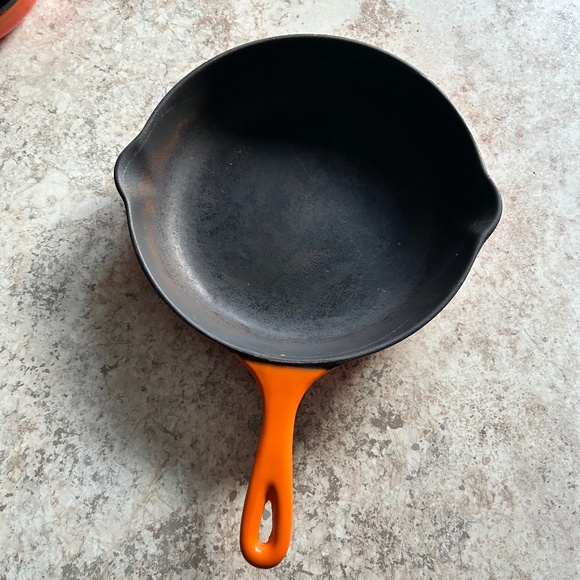 Le Creuset 9” Double Spout Cast Iron Skillet #23 - Picture 2 of 5